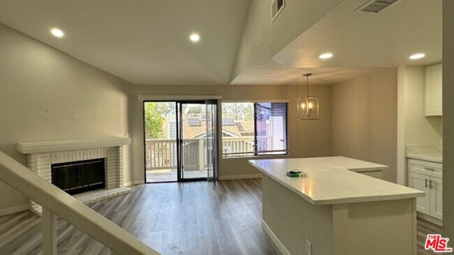 Building Photo - 923 Lotus Cir