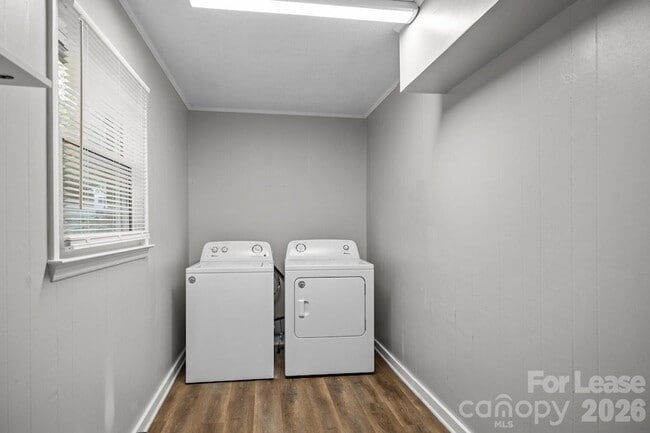 Building Photo - 4800 Maplecrest Dr