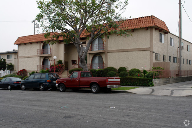 Building Photo - Edgewood Villas