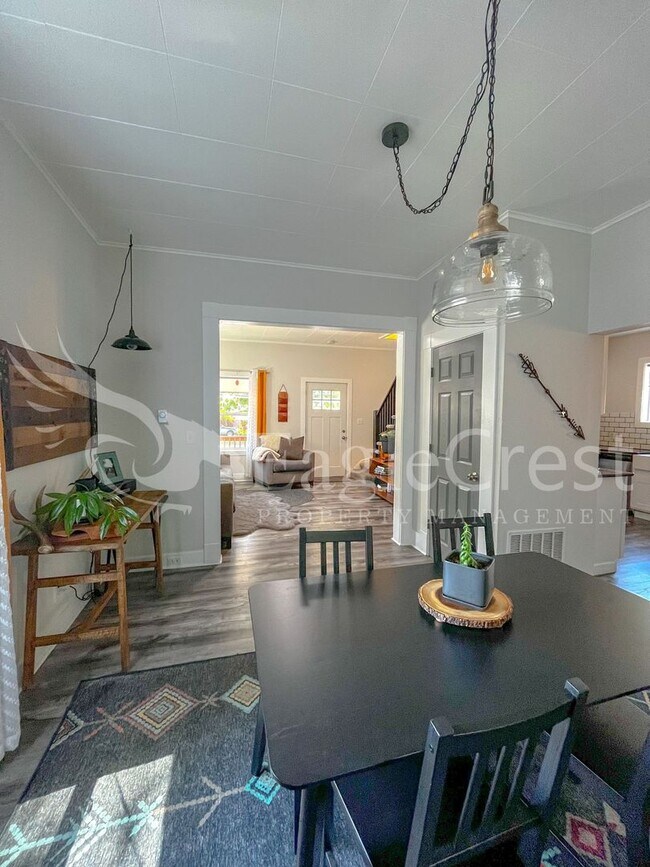 Building Photo - A Timeless & Elegant 2 Bedroom 1 Bathroom Single Family Home