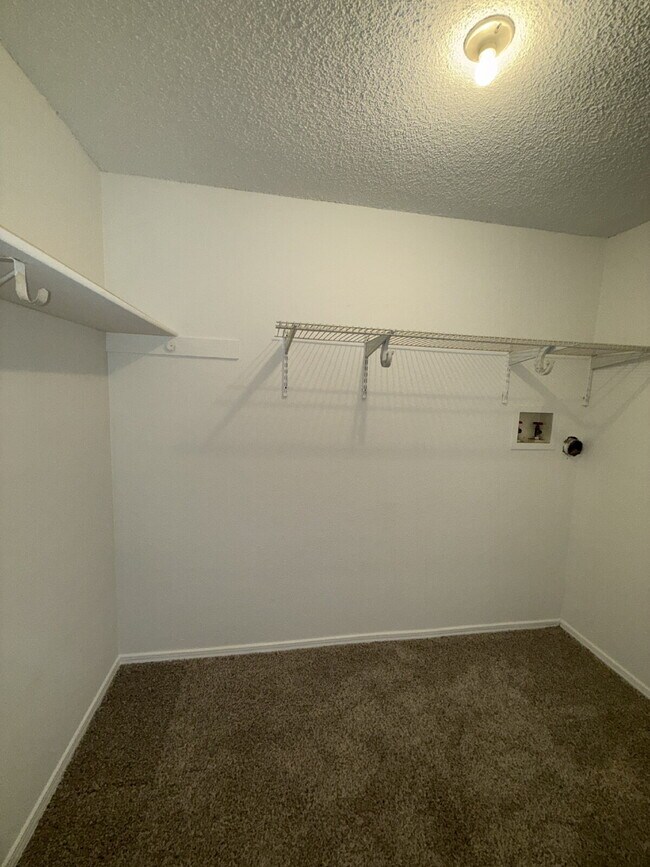 Building Photo - Fairwood Area Condo Available Now!