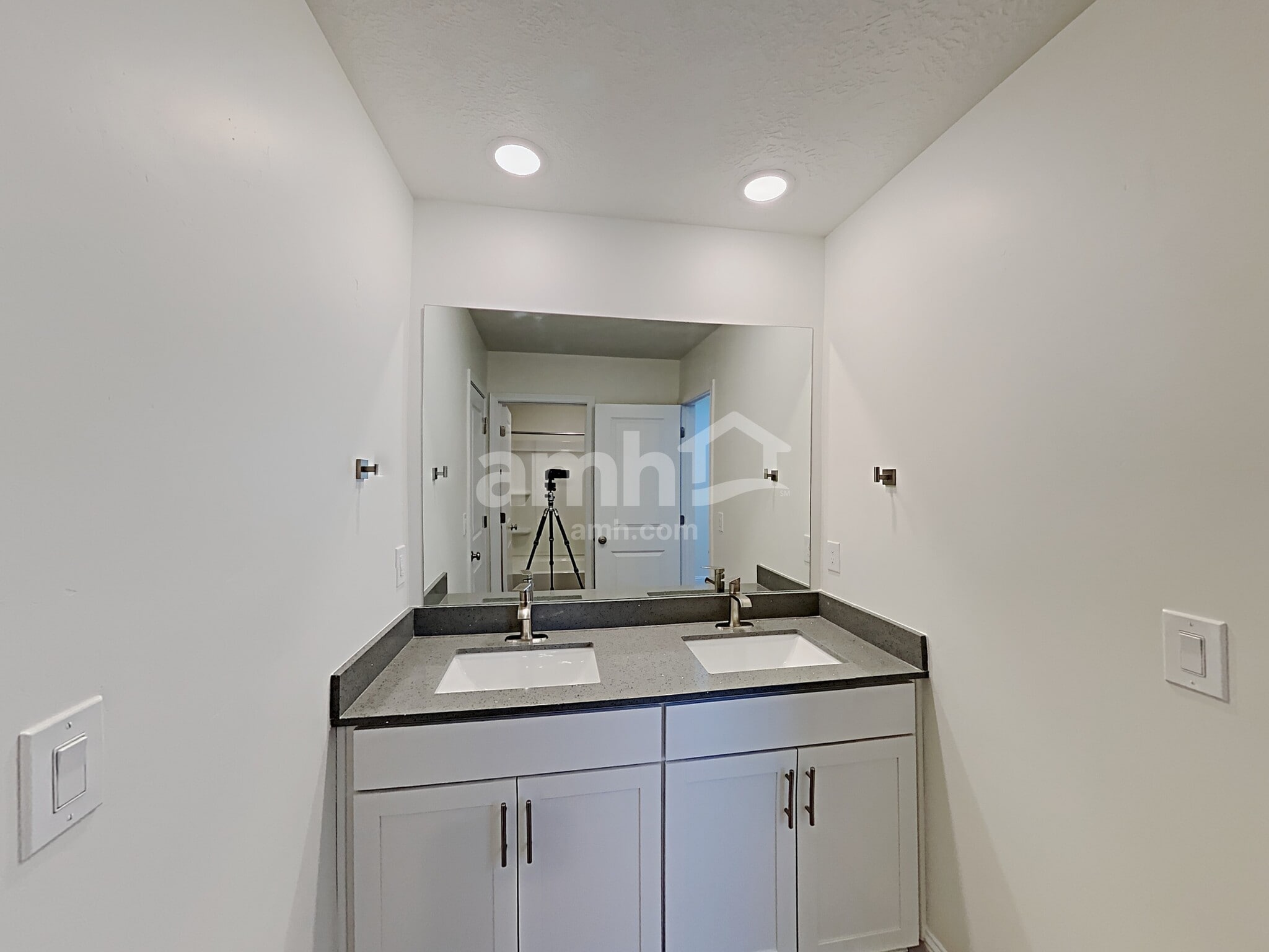 Building Photo - 2411 E Buckskin Way