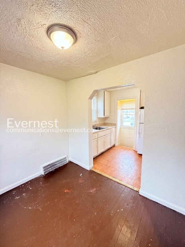 Building Photo - 18659 Shaftsbury Ave