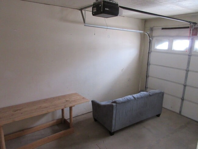 Building Photo - 4 bedroom 3 bathroom w/basement