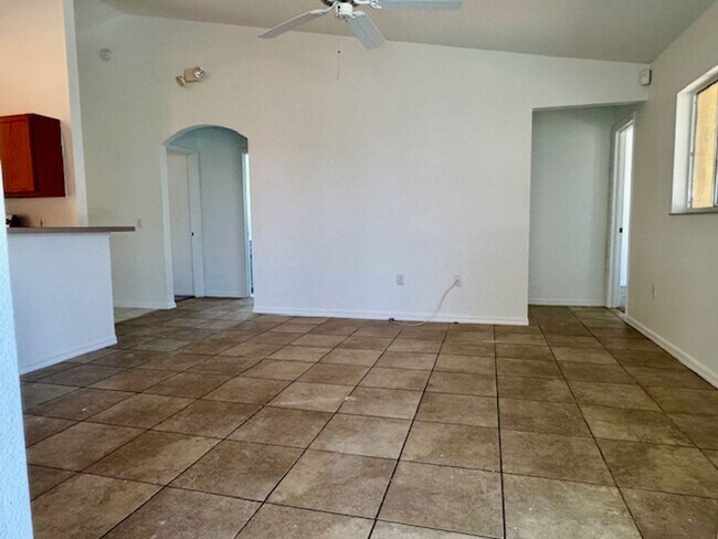 Building Photo - 838 Hillcrest Dr