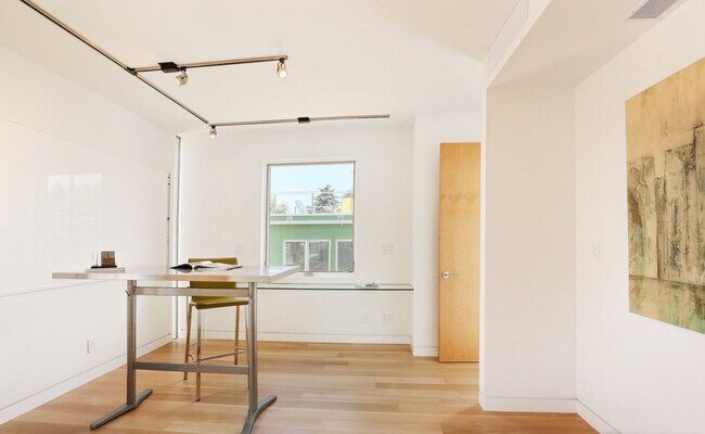 Building Photo - 928 7th St