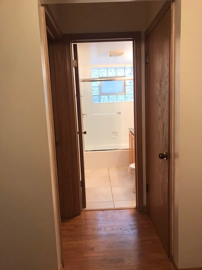 Building Photo - 1425 W Touhy Ave