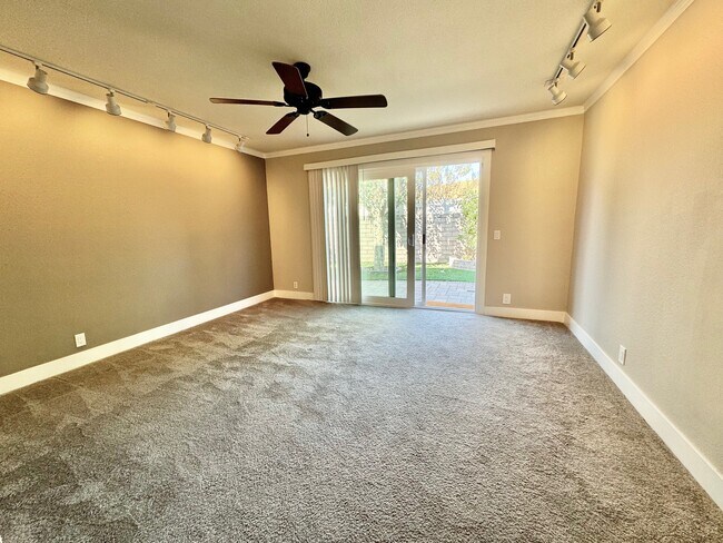 Building Photo - 3027 Oakwood Ln