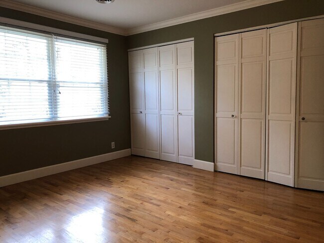 Building Photo - Elegant and Luxury home in Medina, 5 bedro...