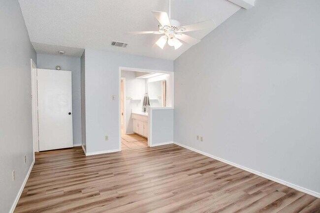 Building Photo - Charming Townhome on a Quiet Cul-de-Sac