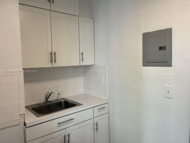 Building Photo - 2469 Flamingo Pl