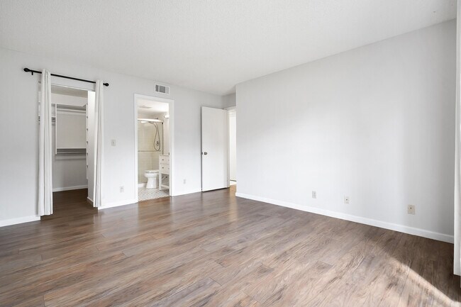 Building Photo - 1605 SW Silver Pine Way
