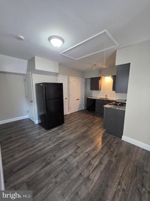 Building Photo - 320 Main St