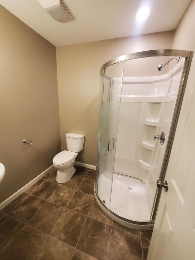 Building Photo - Single family home Recently renovated, mov...