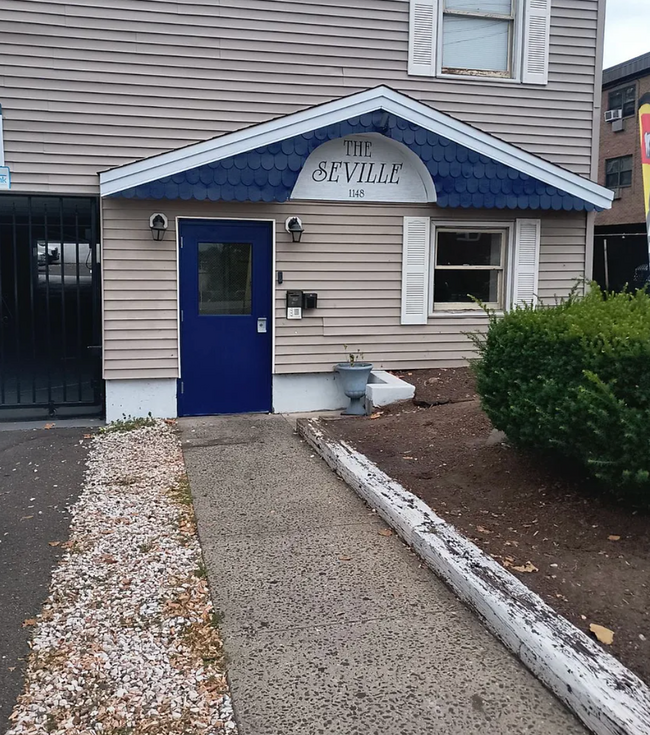 Building Photo - Modern 2-Bedroom Apartment in a Prime Loca...
