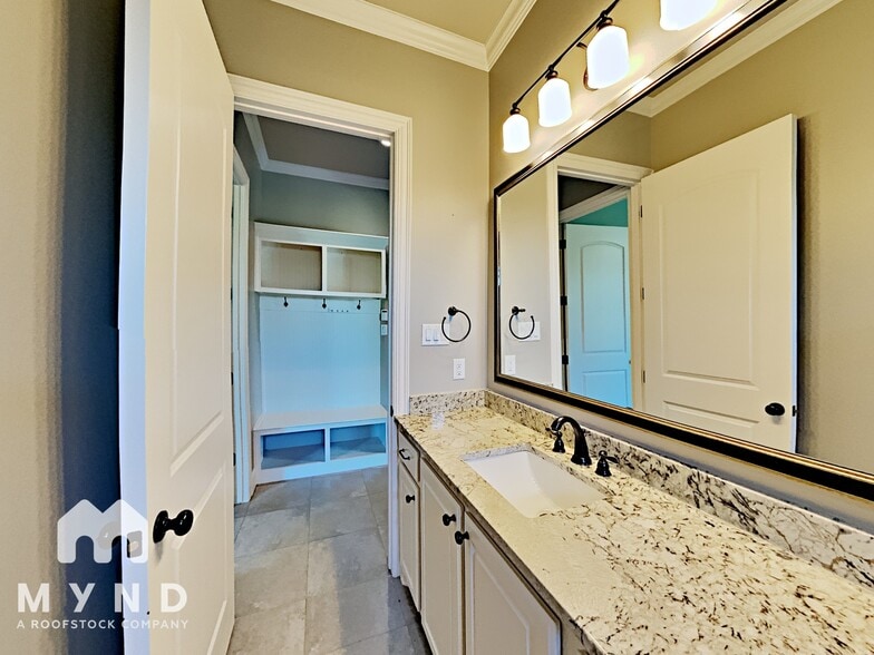 Building Photo - 10 Center Ct