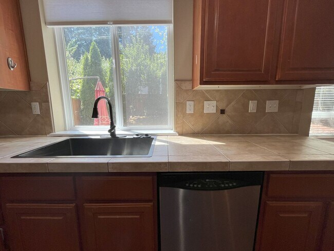 Building Photo - Bright & Airy Home with Granite Kitchen, V...