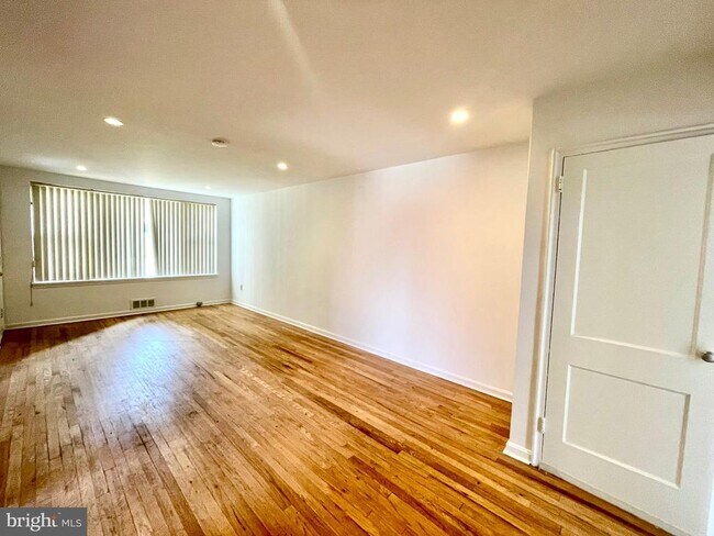 Building Photo - 108 Varnum St NE