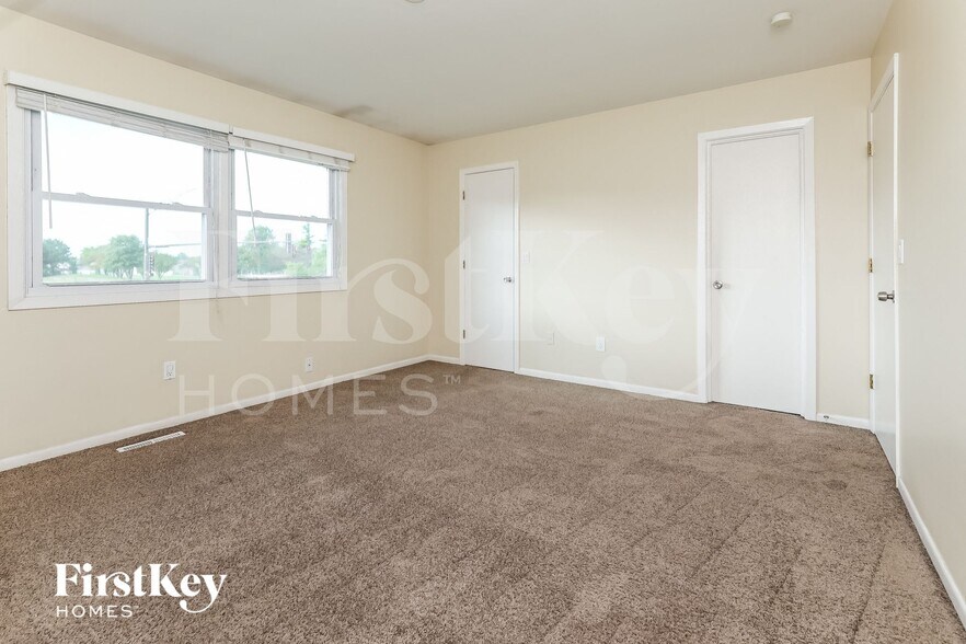 Building Photo - 800 Shady Ln