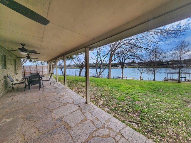 Building Photo - 1800 Bluebonnet Ln