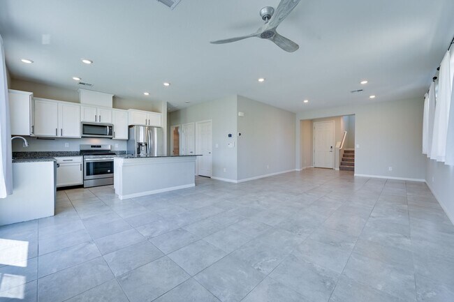 Building Photo - NW!! Solar!!  Gated!!  Bed and bath downst...