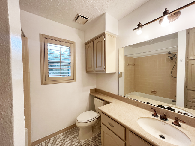 Upstairs bathroom - 2914 Broadmoor Dr