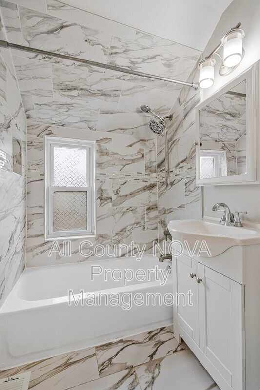 Building Photo - 8600 Lantern Ln