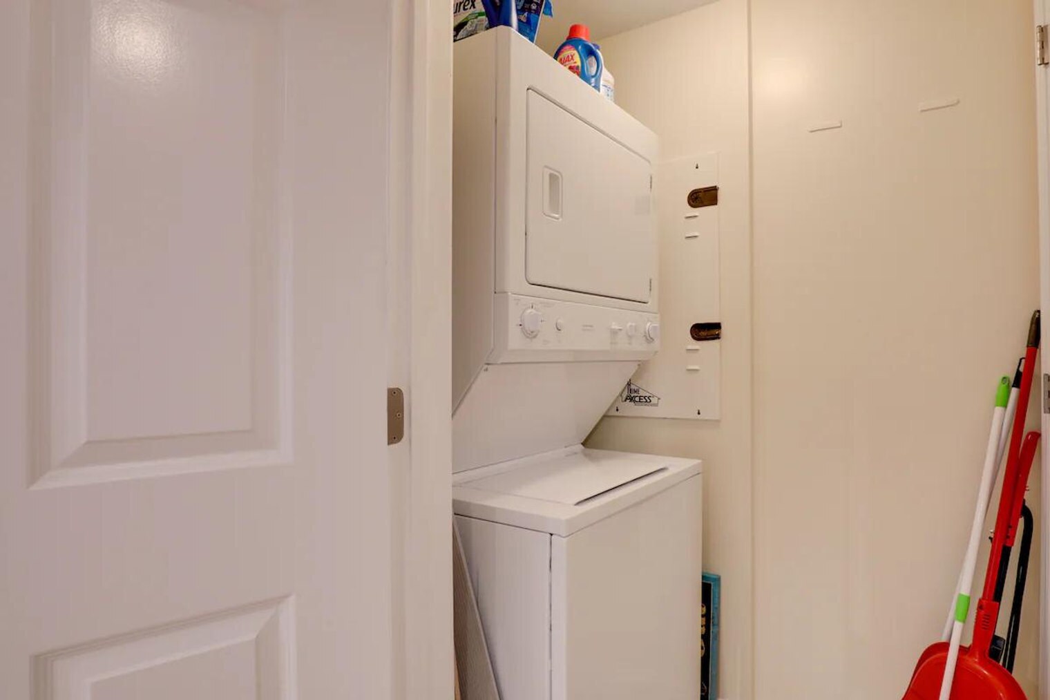 Building Photo - 241 Riverside Dr