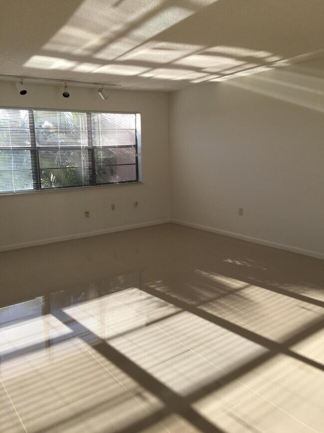 Building Photo - 6654 Villa Sonrisa Dr