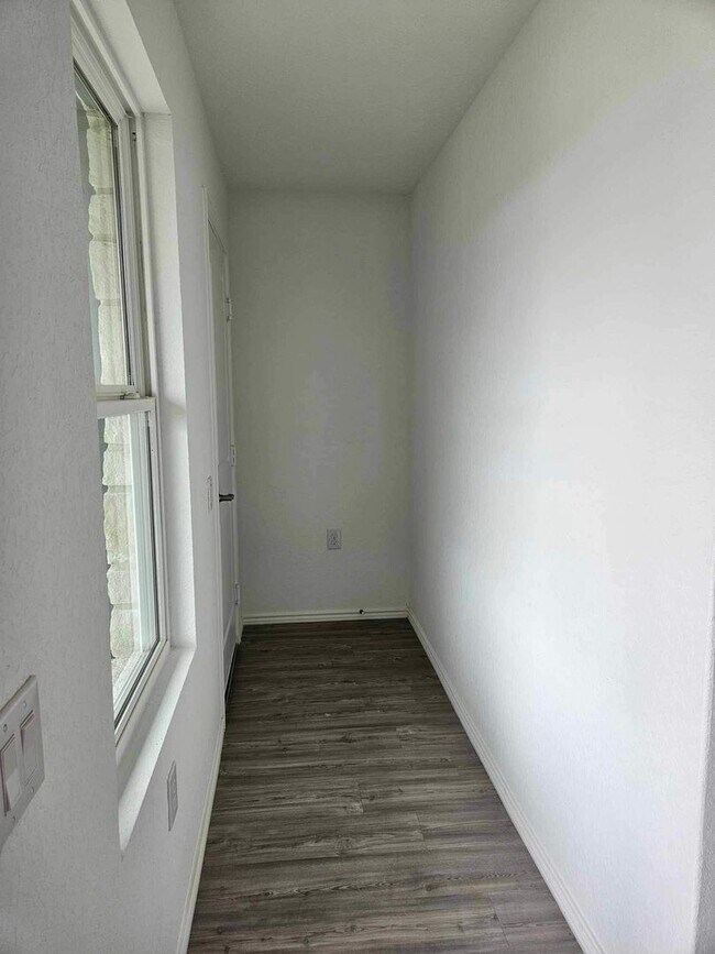 Building Photo - Welcome to Your Home in the Desirable Vida Subdivision!