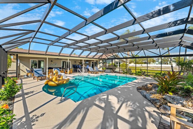 Building Photo - 12 Fairway Dr