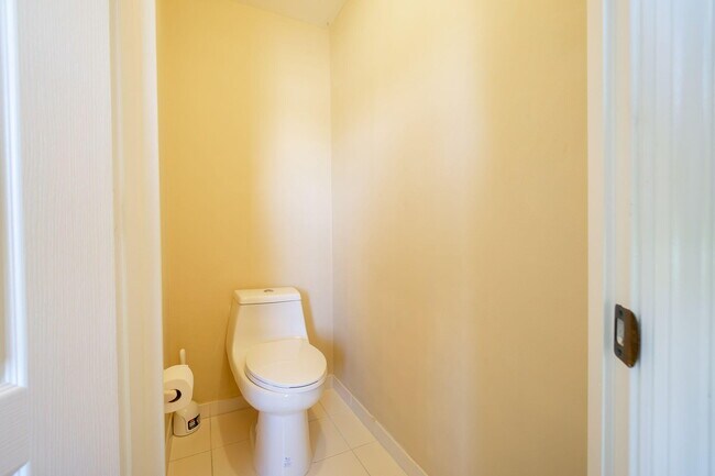 Building Photo - 213 River Bluff Ln