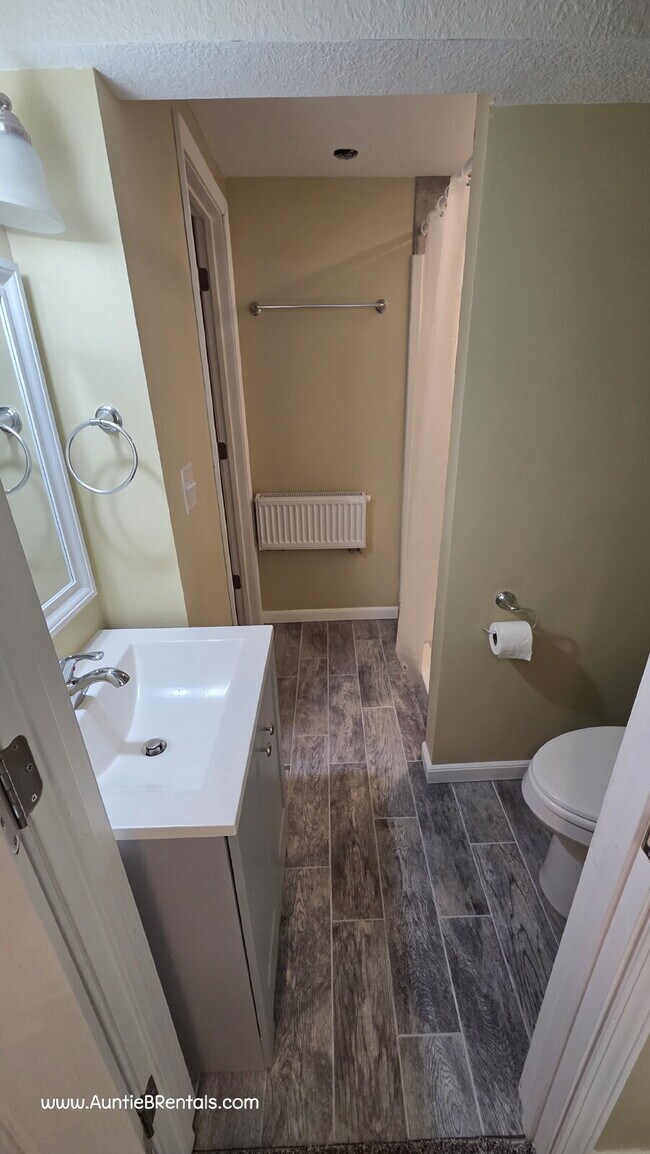 Building Photo - Quiet Studio Apartment - Check out the VIDEO TOUR