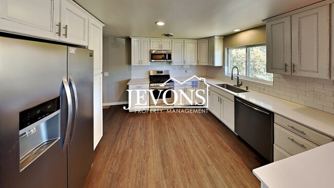 Building Photo - Near Randall Park - Charming home with two kitchens and washer/dryer included!