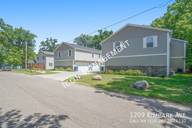 Primary Photo - WMU off-campus housing - Includes garage