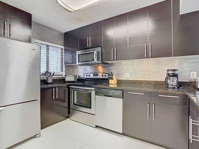 Building Photo - Vineland Road, Orlando, FL 32811 - 2 BR 2.5 BA townhouse