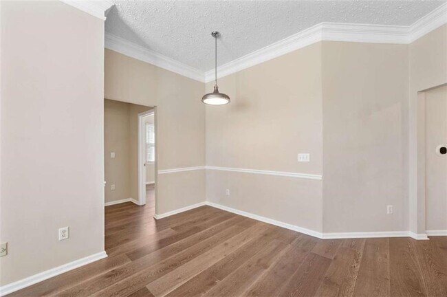 Building Photo - 5559 Glenridge Dr