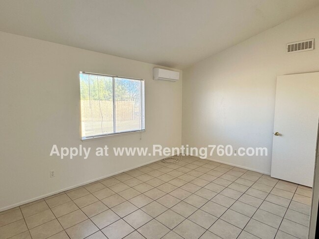 Building Photo - Spacious 2 Bed 1 Bath Home With Indoor Laundry Room