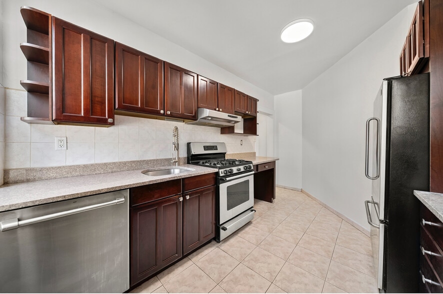 Building Photo - 553 Undercliff Ave