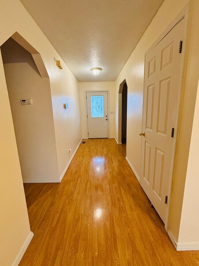 Building Photo - 4Bedroom,/2 Bath Home close to base