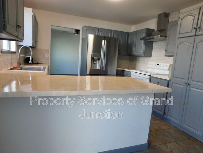 Building Photo - 2338 1/2 Rattlesnake Court