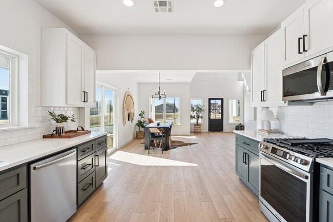 Building Photo - Fully Furnished 4 Bedroom + Bonus Room