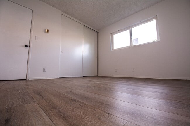 Building Photo - 1652 E Kingsley Ave