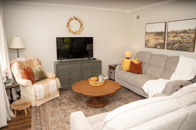 Building Photo - Charming 3 Bedroom, 1.5 Bath Townhome - EL...