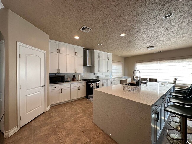 Building Photo - Lakefront Retreat 5BD | 3BTH– Available fo...