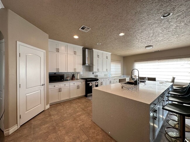 Building Photo - Spacious 5-bedroom, 3-bathroom short-term ...