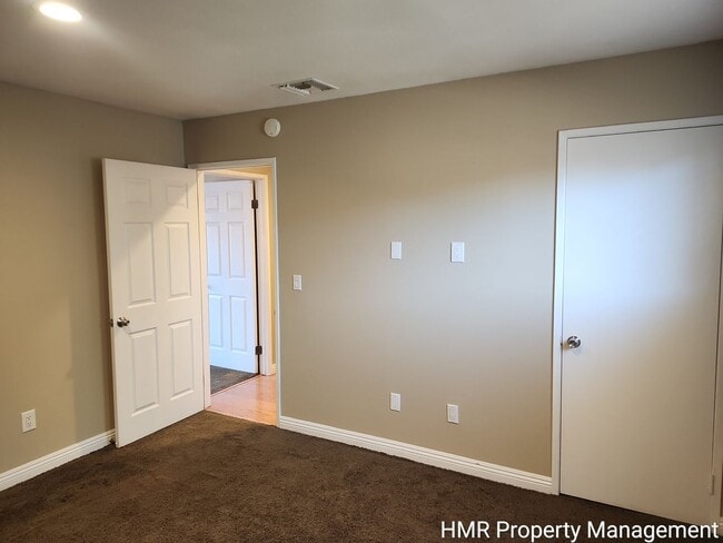 Building Photo - Spacious Town House