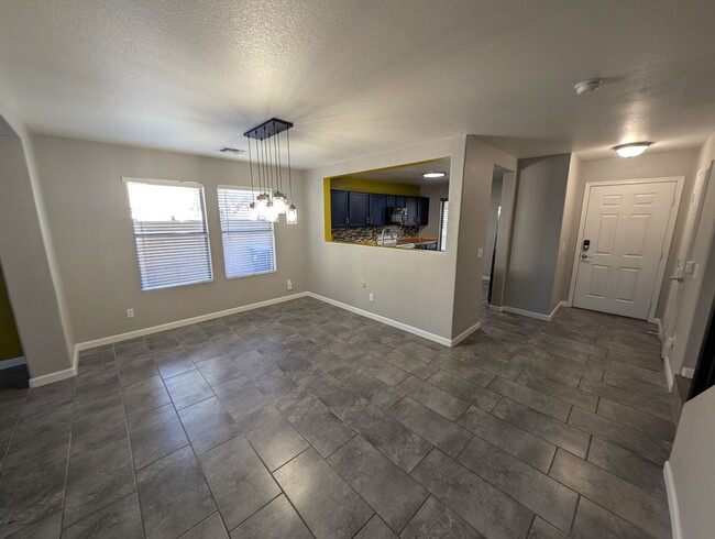 Building Photo - 3 Bedroom Home in the Waterford Square Com...