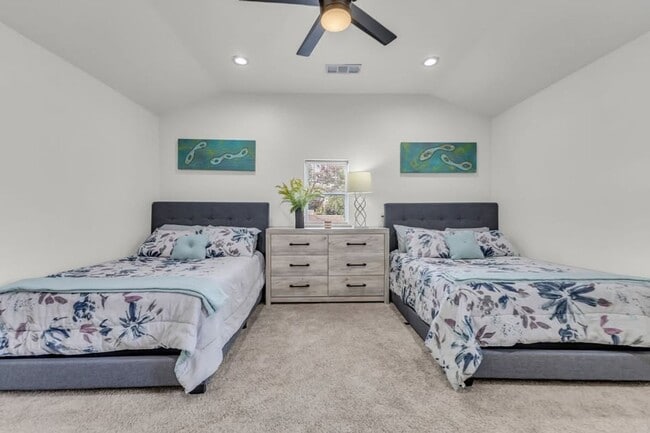 Building Photo - Stylish Furnished Home with Yard & All Bills Included