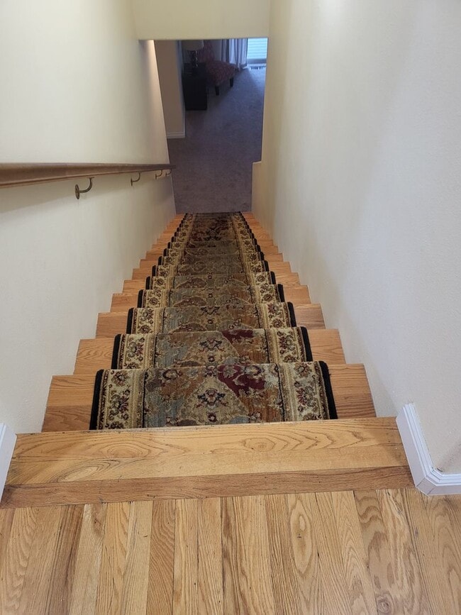 Building Photo - 5 bed 3 bath